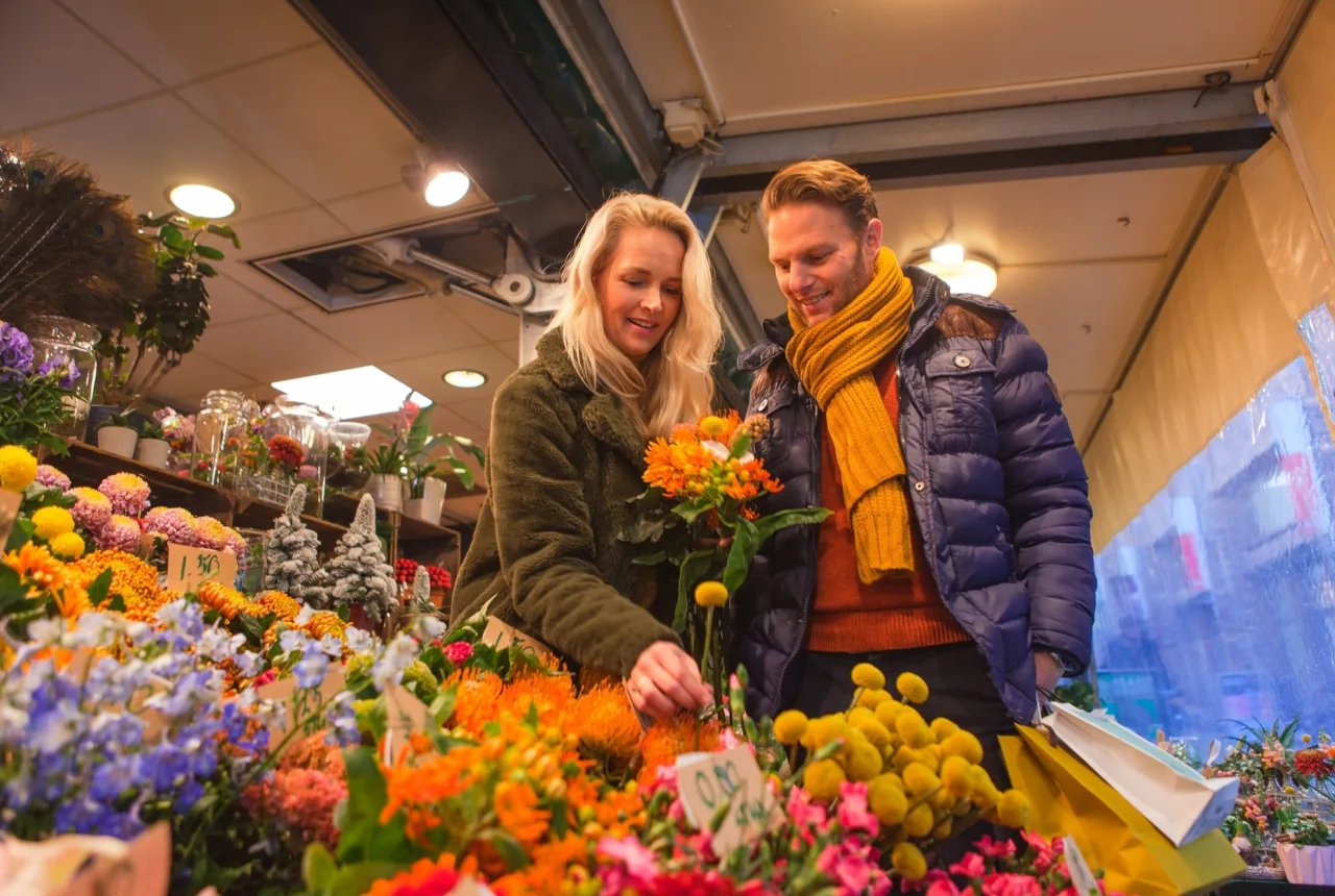 Ein Pärchen kauft Blumen auf dem Wochenmarkt in Enschede - Uit in Enschede